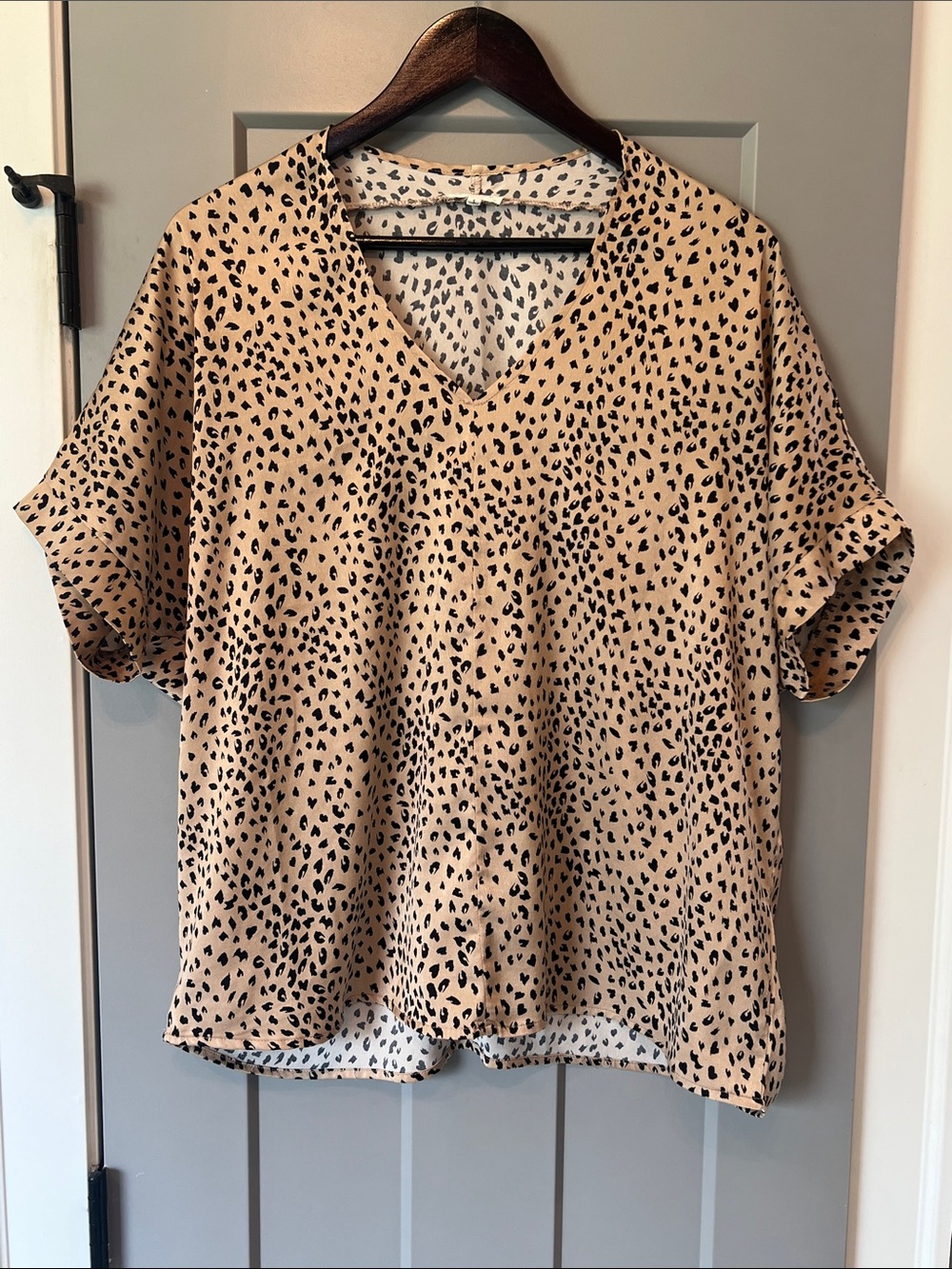 JODIFL Beige Leopard Print V-Neck Short Sleeve Top
